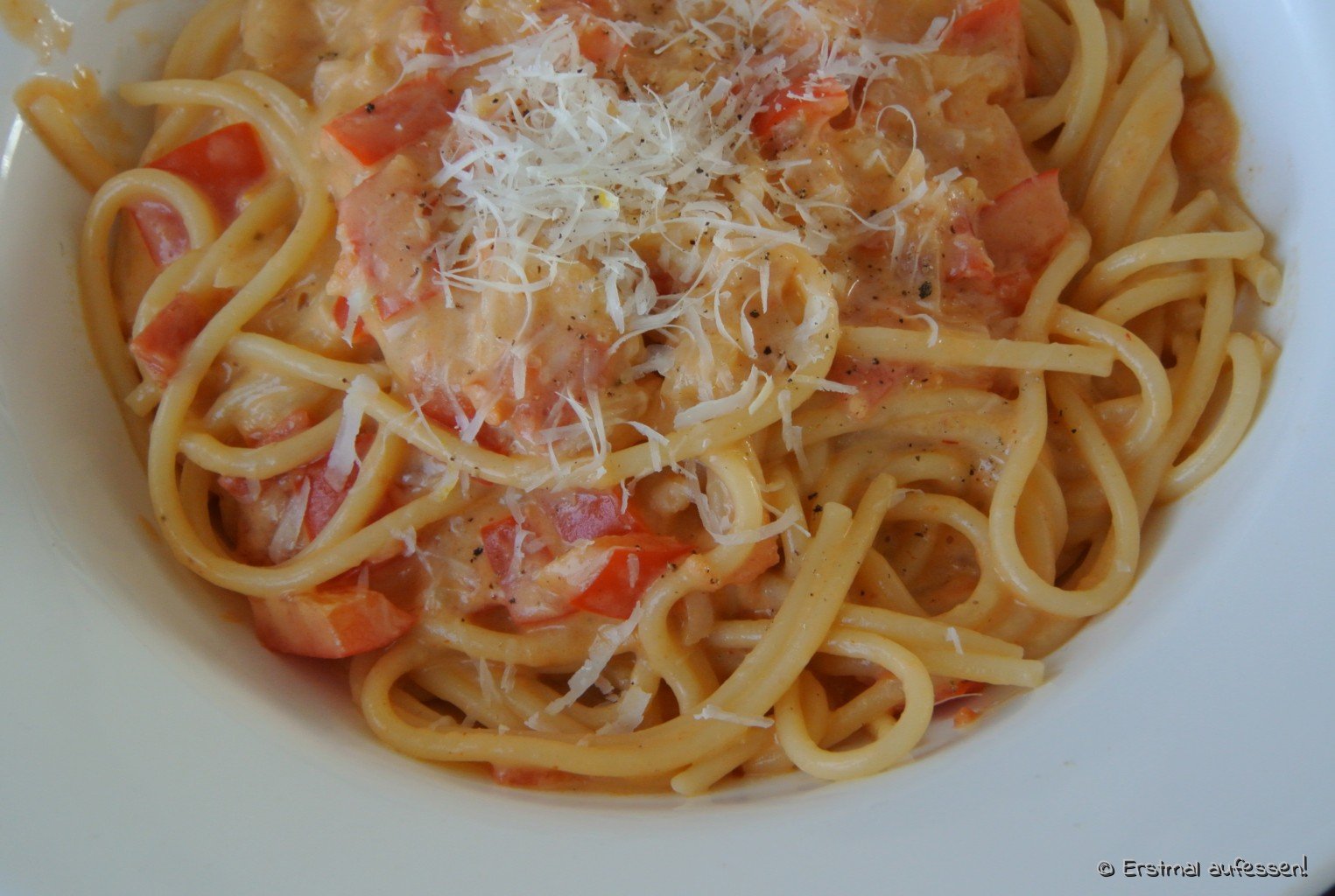 Spaghetti in cremiger Paprika – Tomaten – Frühlingszwiebel – Sauce ...