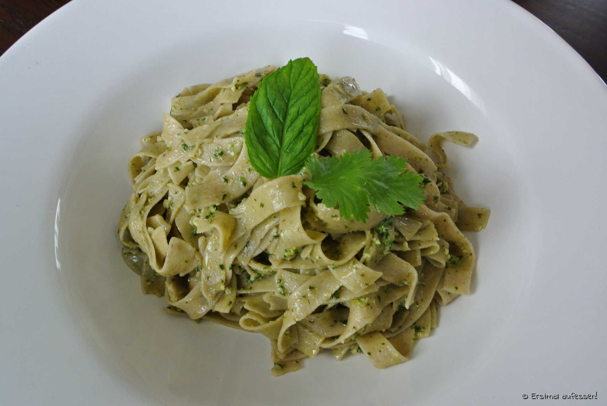 Korianderpesto mit Mandeln und Minze – Erstmal aufessen!