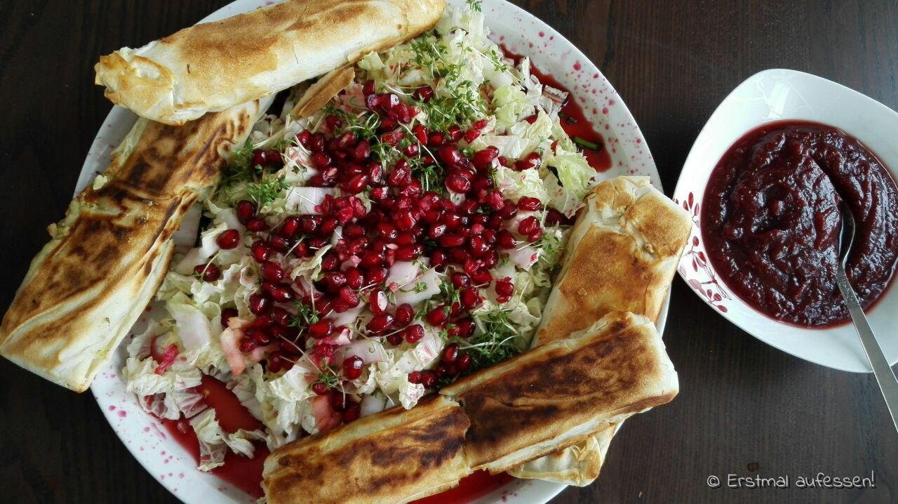 Camembert Sticks mit Cranberrysauce und Salat – Erstmal aufessen!