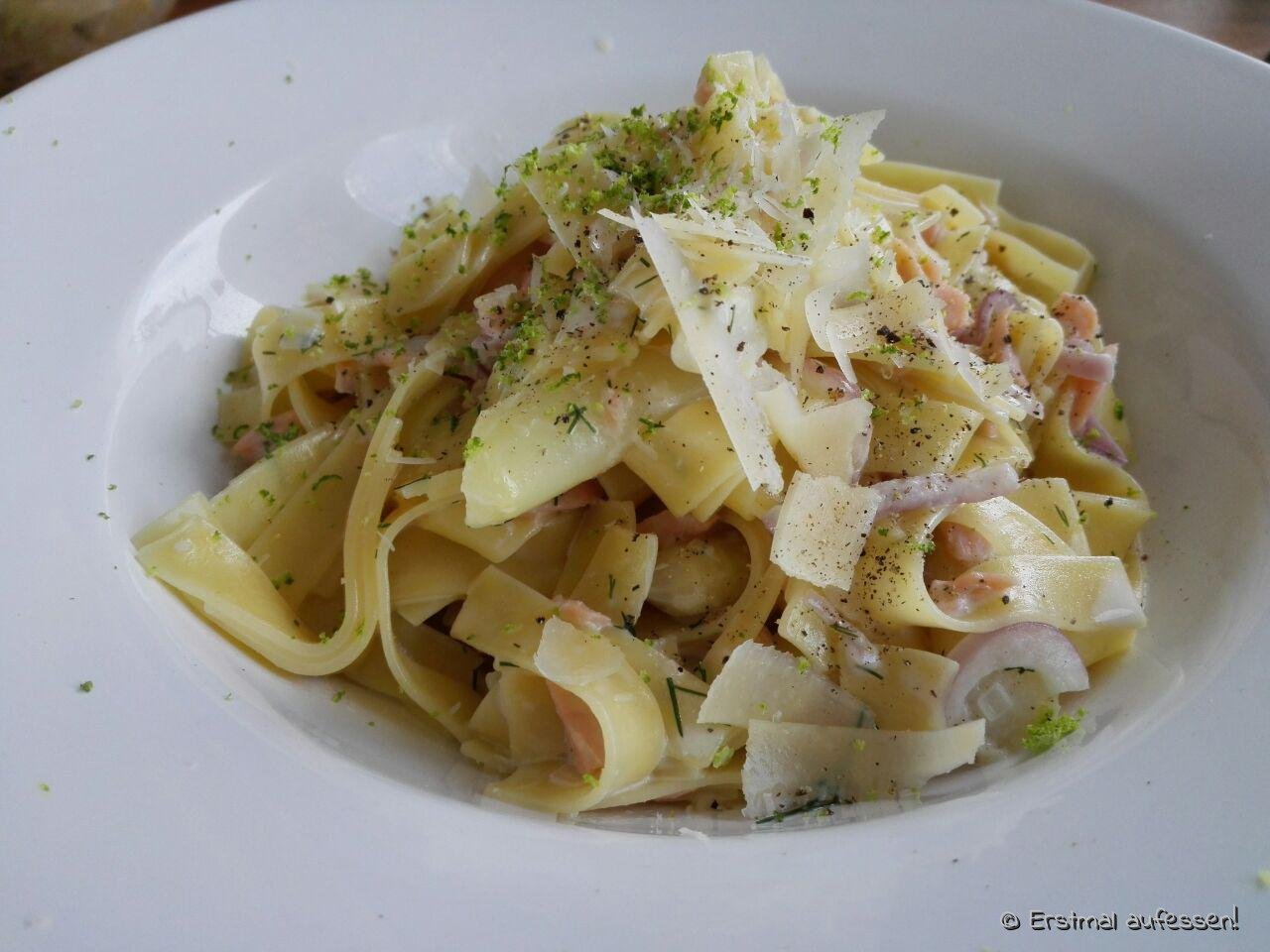 Bandnudeln mit Spargel und Räucherlachs – Erstmal aufessen!