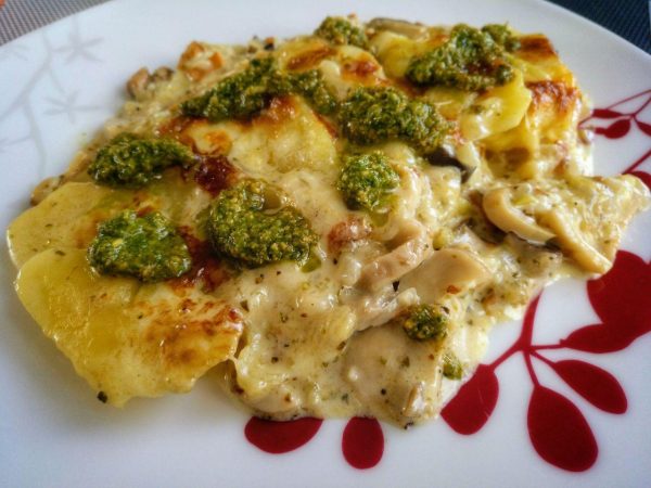 Erdäpfelauflauf mit Pilzen und Pesto – Erstmal aufessen!